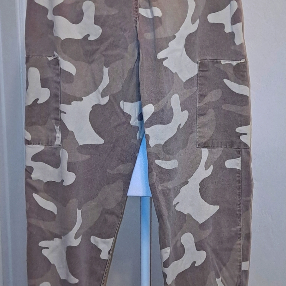 Hollister Kahki and Cream Camo Cargo Hi Rise Style Pants Size Medium - Picture 2 of 5